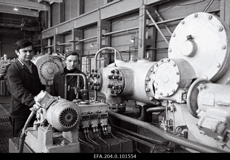 The initiators of the socialist competition of the Czech ammonia synthesis of the Kohtla-Järve Põlevkivi Treatment Combination named V. I. Lenin, compressor mainists Gennadi Romanenko and Arvo Niinlaup.