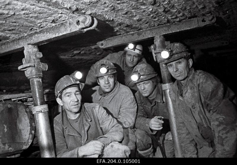 The hero of the socialist work of the local mining unit "Eesti Põlevkivi" Brigadier a. Kiiviti brigade members (from the left) mountain worker J. Smirnov, combin manager h. Kohver, mountain master t. Ilves and mountain workers p. Haukka and n. Fedulov.