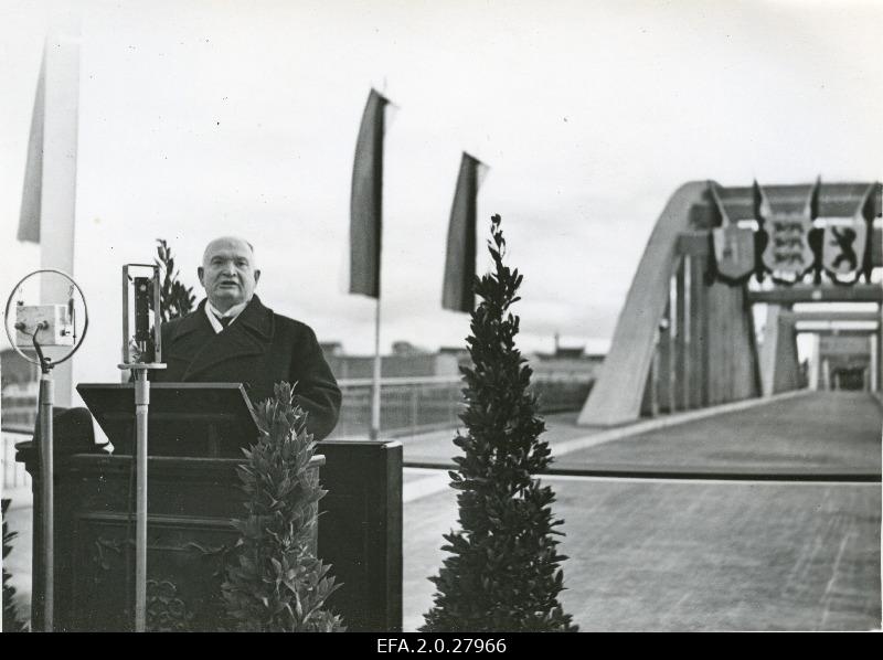 The President of the Republic of Estonia, K. Päts, has a greeting speech at the opening of the Pärnu Great Bridge.