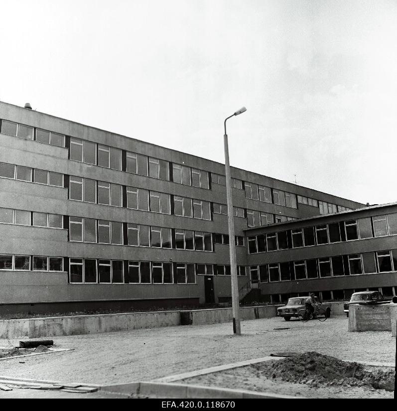 Pärnu 2. Outdoor view of secondary school.