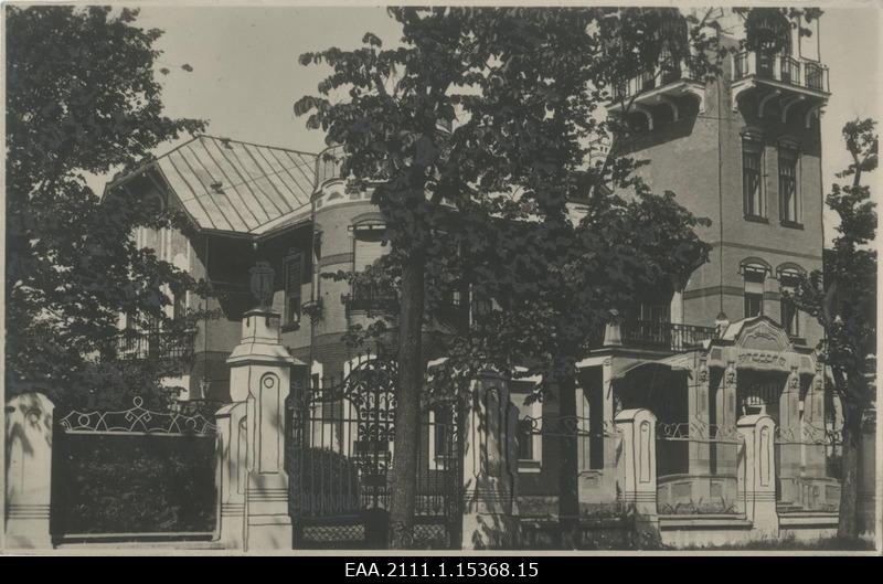 The building (former Ammende villa) acquired by the city as a cucumbersaw