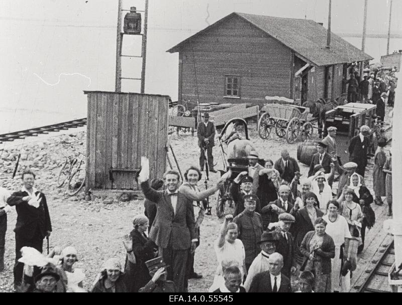 Passengers in the port of Romassaare.