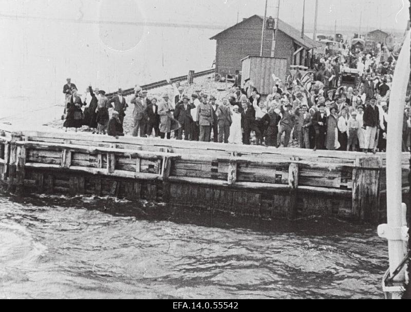 Passengers in the port of Romassaare.