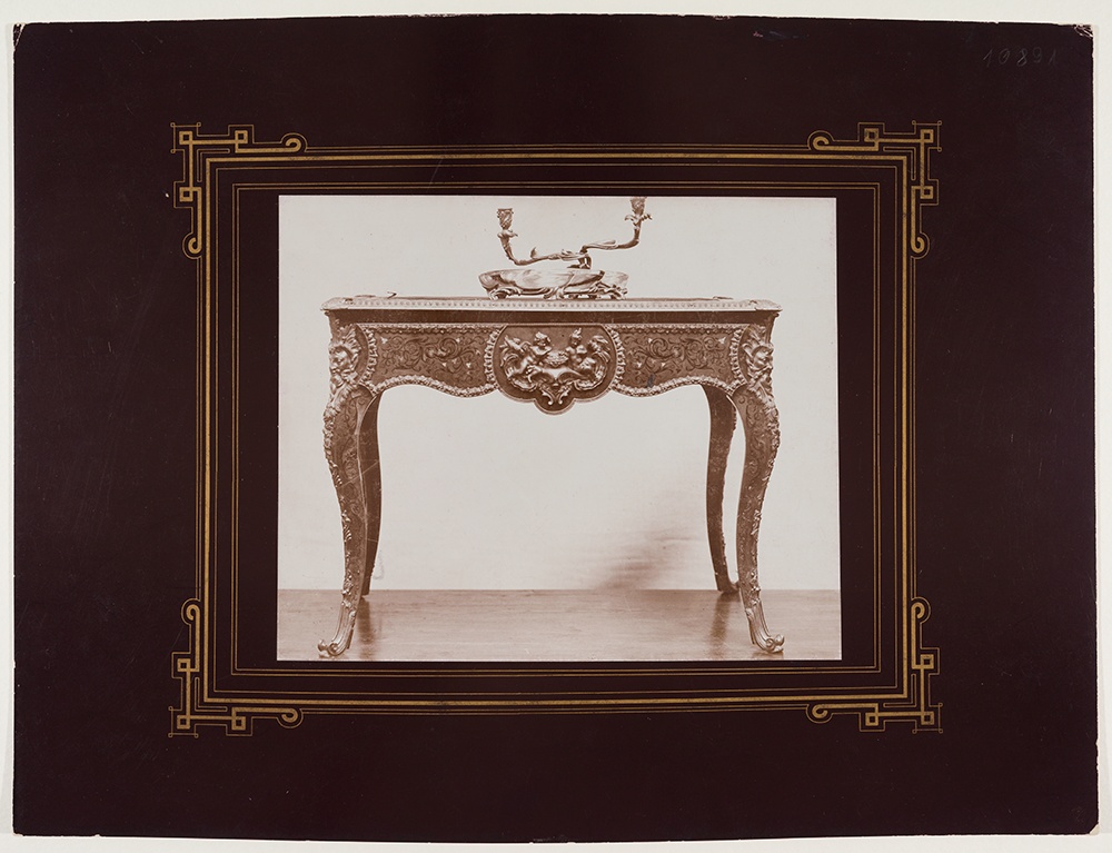 Rokokoostiilis laud Raadi mõisas