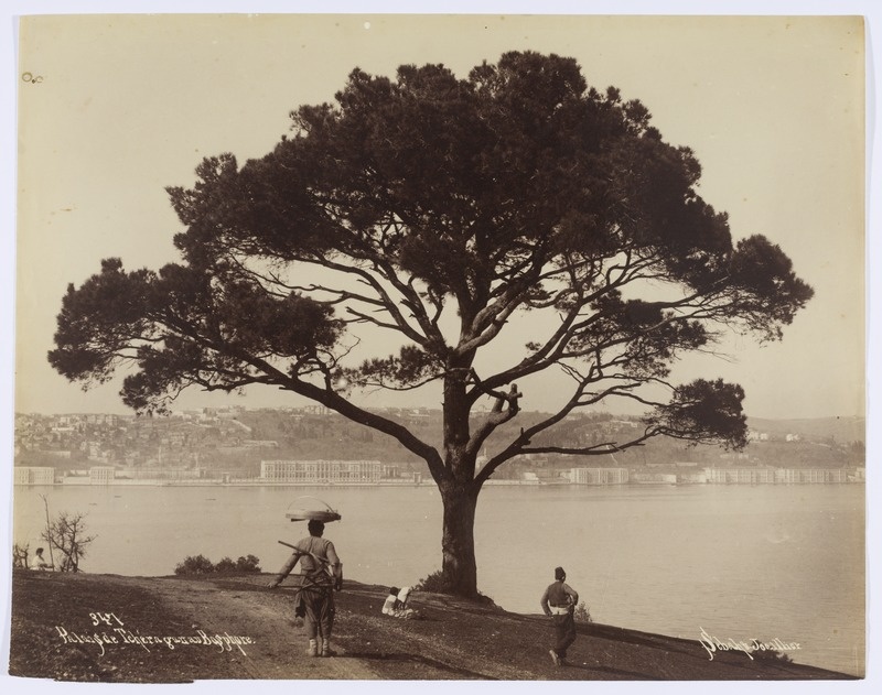 Tcheragani (Çırağan) palee Istanbulis. Vaade üle Bosporuse väina
