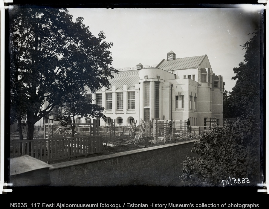 Teater Vanemuise hoone, vaade aiast