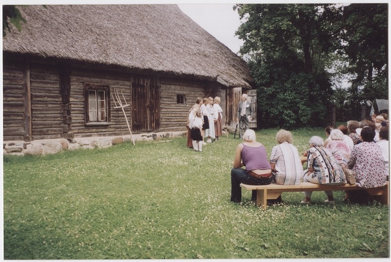 Fotod Koeru huviteatri etendusest. Näitlejad rehetare ees.