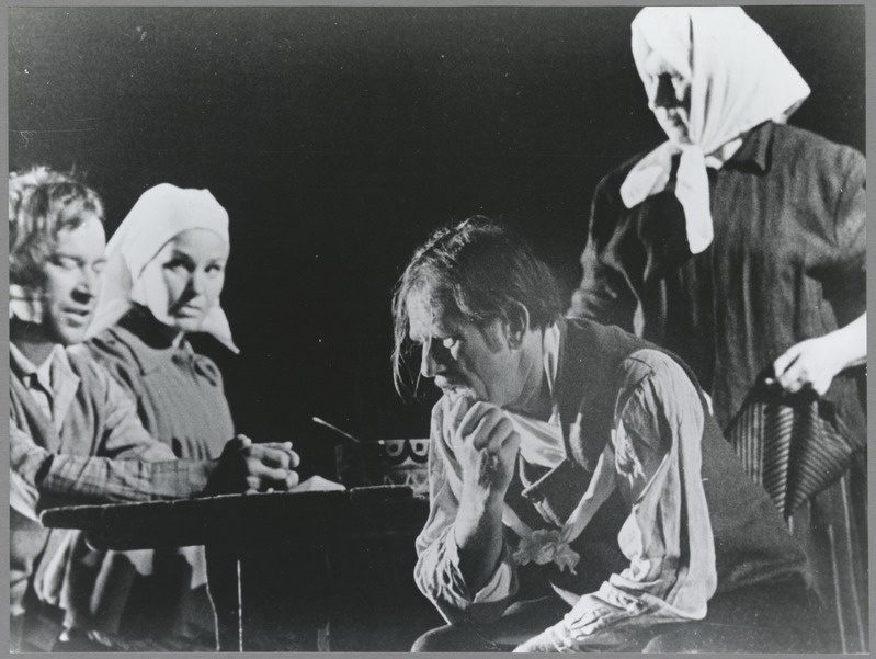 Fotod lavastusest "Vanad ja noored"