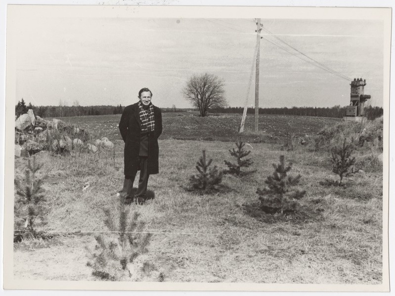Fotod Kõrvemaa Looduskaitseala avamisest. Ilmar Sikemäe asjaistutatud mändide juures.