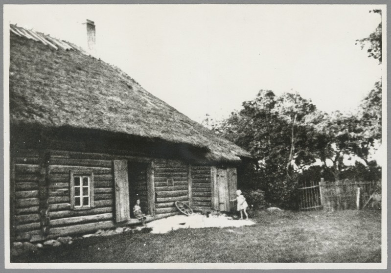 Fotod kirjaniku kodukohast ja selle ümbrusest.Tammsaare-Põhja vana elamu.