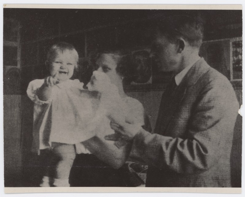 A.H.Tammsaare abikaasa ja tütre Riitaga.