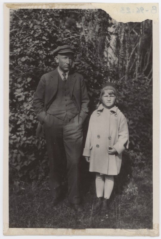 A.H.Tammsaare koos tütre Riitaga.