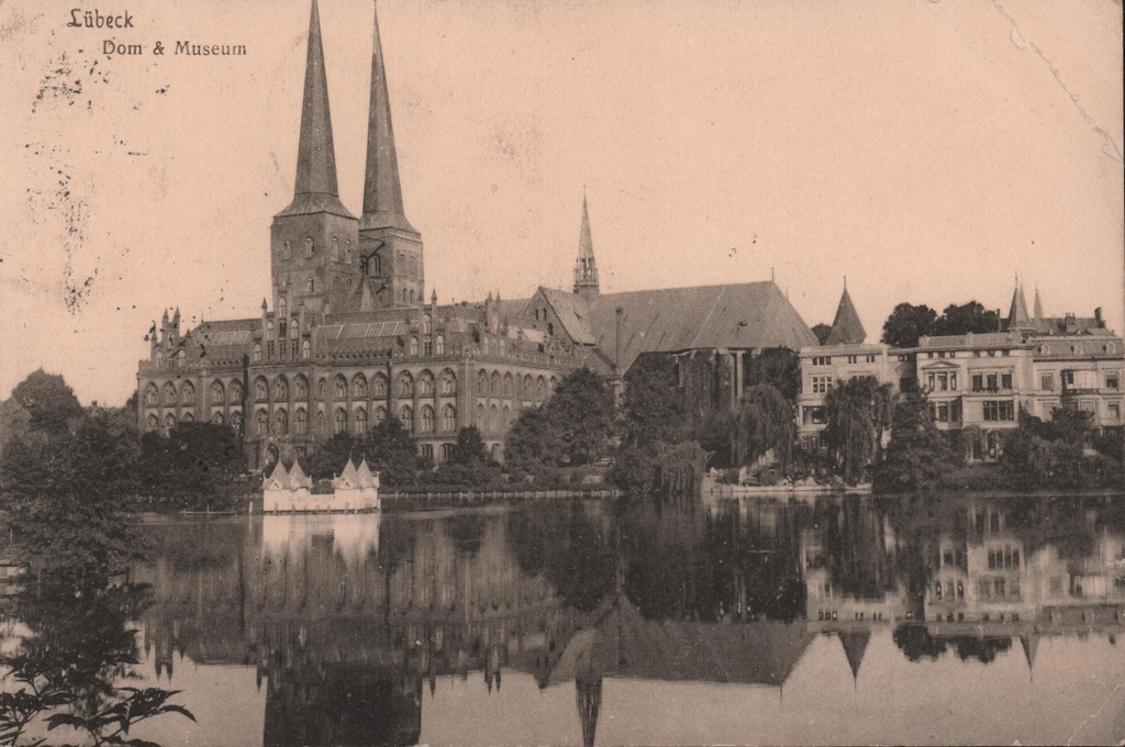 Mustvalge fotopostkaart vaatega Lübecki toomkirikule ja muuseumile.