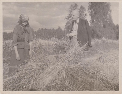 Linda Jakobson ja jurist prof. Leo Leesment Kurgja rukkipõllul.  duplicate photo