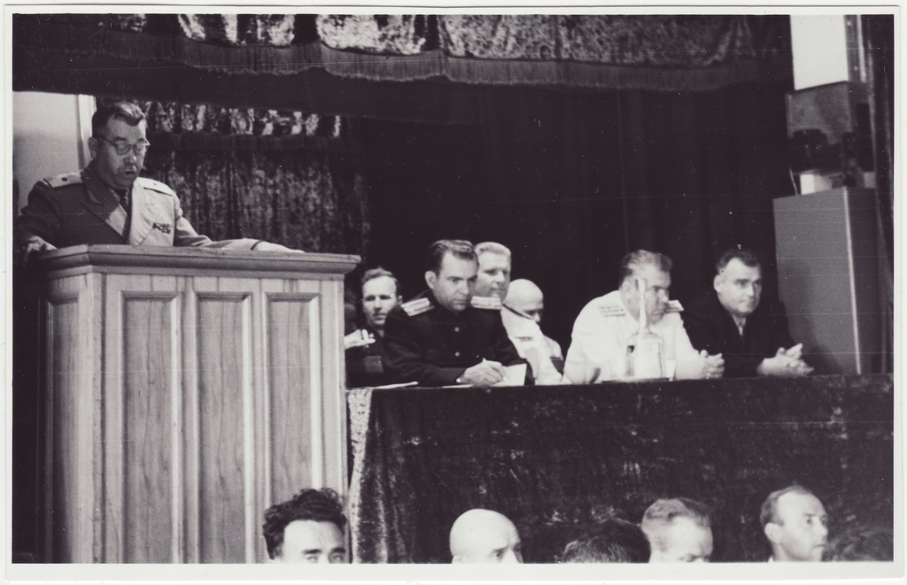 Kõrgem tuletõrjetehniline kursus Moskvas: kuruse lõpuaktuse presiidium, 1957.a.