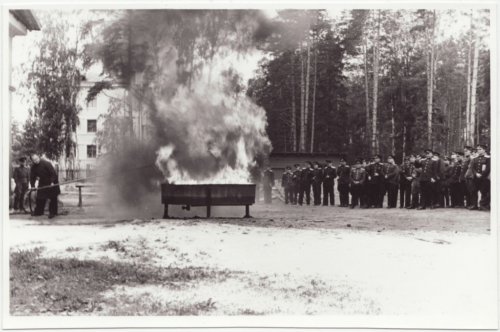Kõrgem tuletõrjetehniline kursus Moskvas: kursuslased Tuletõrje Teadusliku Uurimise Keskinstituudis - uute kustutusvahendite demonstreerimine, 1957.a.