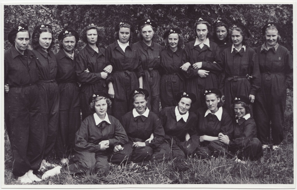 Tallinna VTÜ salkade vahelised võistlustel lauluväljakul: naiskonna grupifoto, 1956.a.