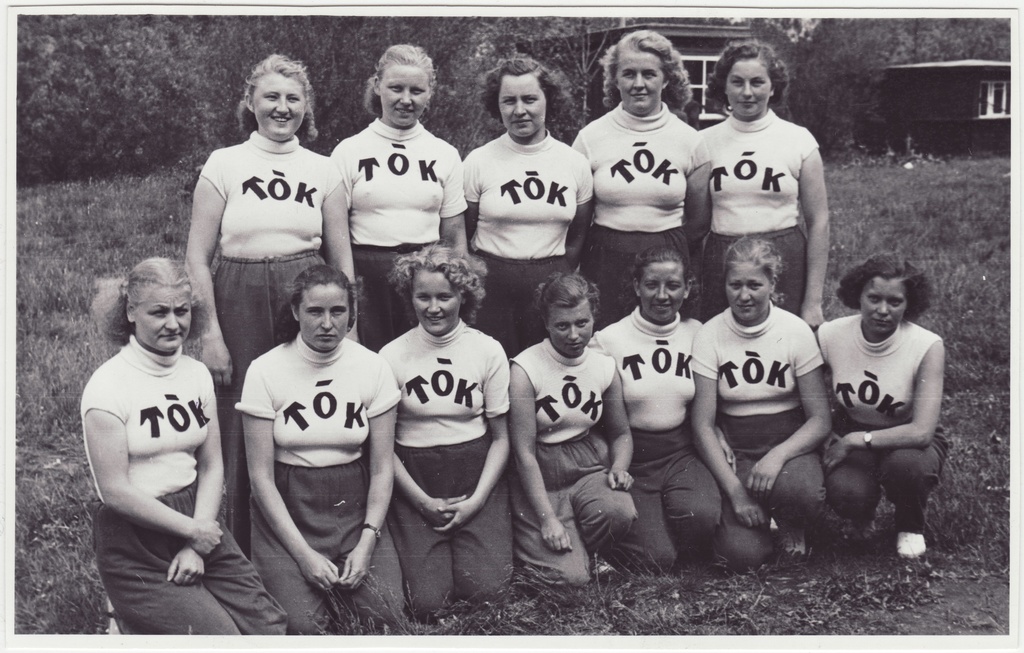 Tallinna VTÜ salkade vahelised võistlused lauluväljakul, Õmbluskombinaadi võistkonna grupifoto, 1956.a.