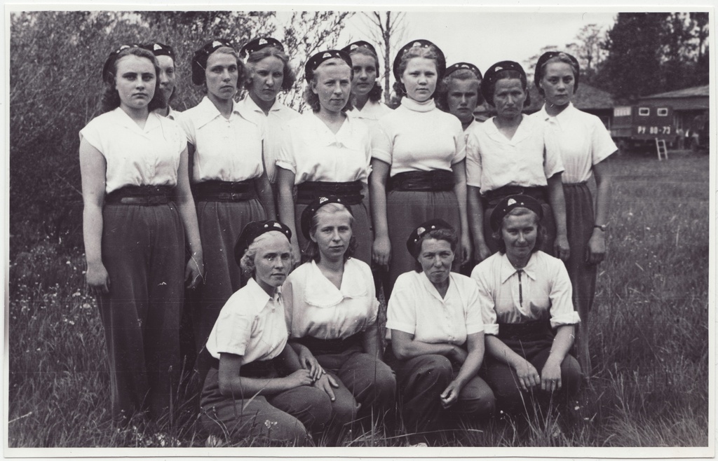 Tallinna VTÜ salkade vahelised võistlused: naiskonna grupifoto, 1956.a.