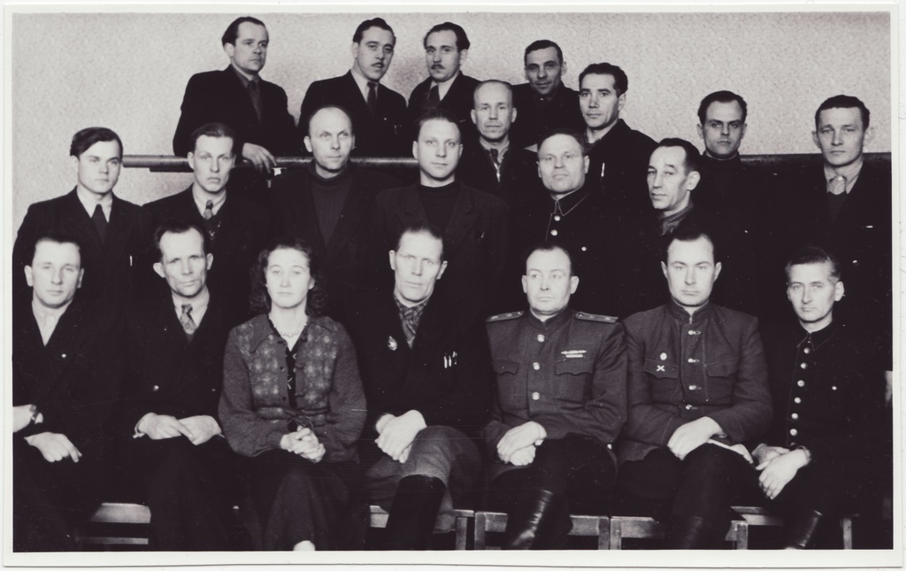 Grupifoto: rajoonide vabatahtlike tuletõrjeinstruktorite kursustest osavõtnuid, 1956.a.