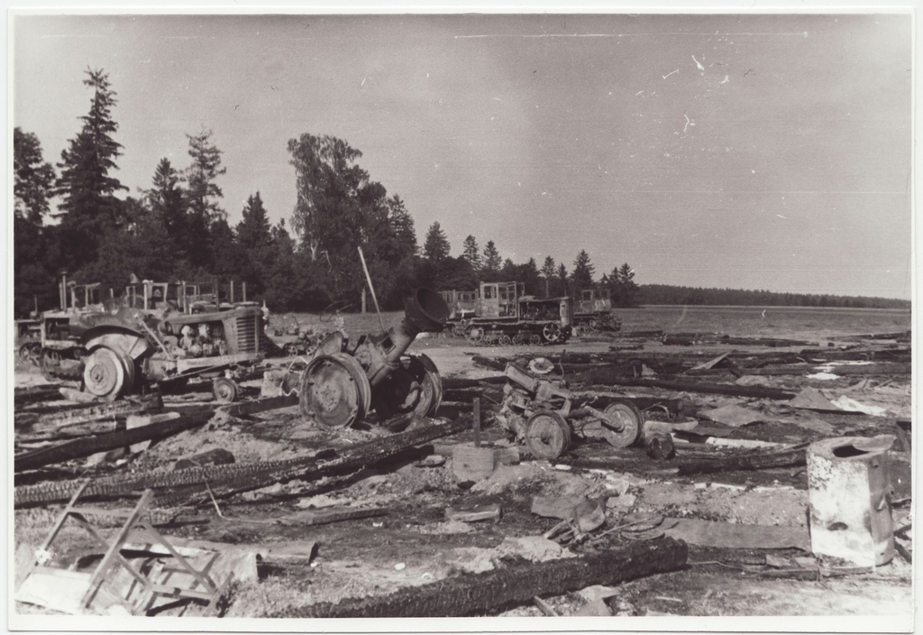 Helme Mehhaniseerimiskooli traktorikuuri tulekahju tagajärjed: mahapõlenud traktorikuuri jäänused, 1958.a.