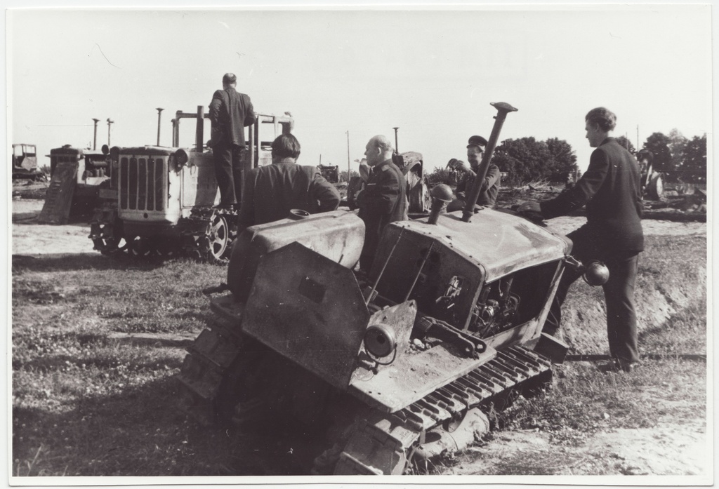 Helme Mehhaniseerimiskooli traktorikuuri tulekahju tagajärjed: tulest rikutud traktorid, 1958.a.