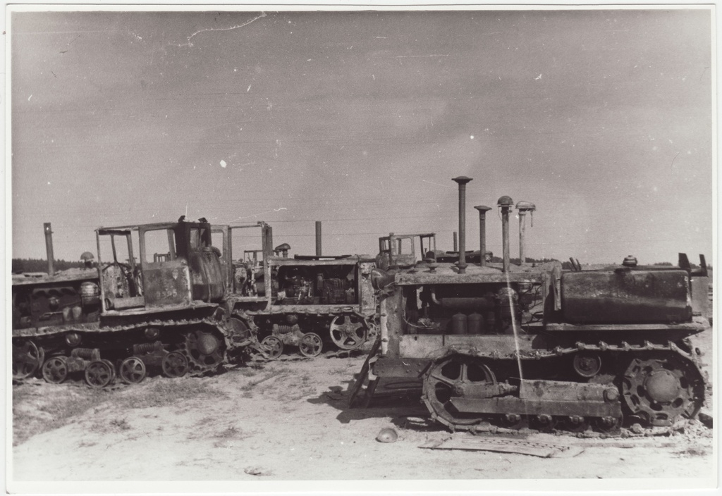 Helme Mehhaniseerimiskooli traktorikuuri tulekahju tagajärjed: tulest rikutud traktorid, 1958.a.