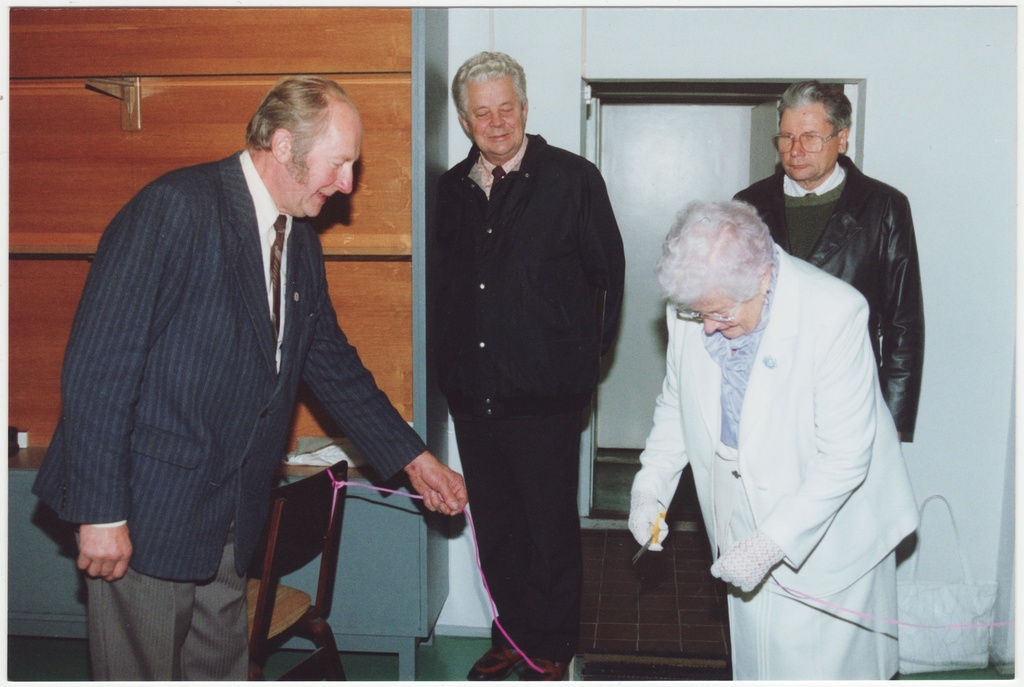 Johannes Lillmaa fotonäituse avamine: lindi lõikab läbi Niina Lillmaa, 1994.a.