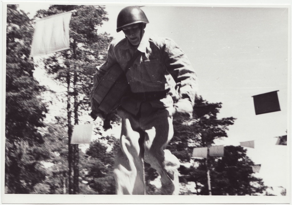 Tuletõrjevõistlused: 100m takistusribal poomi ületamine, 1949.a.