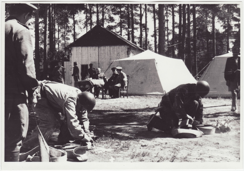Tuletõrjevõistlused: 100m takistusribal voolikute ühendamine, 1949.a.
