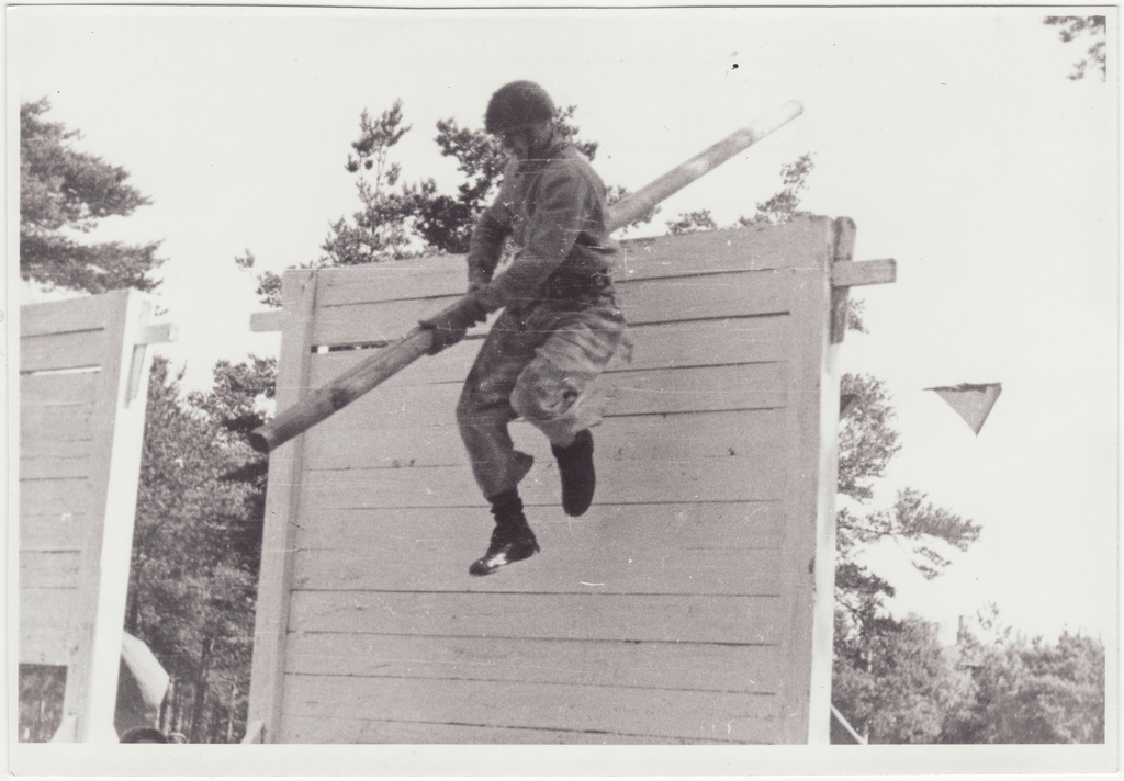 Tuletõrjevõistlused: takistusribal 3,5m plangu ületamine, 1949.a.