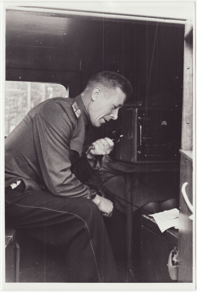 Tuletõrjevõistlused: J. Nõmm informeerib publikut võistluste käigust, 1949.a.