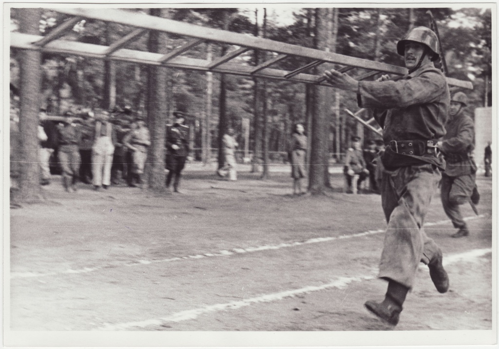 Tuletõrjevõistlused: konksredeliga ronimise start, 1949.a.