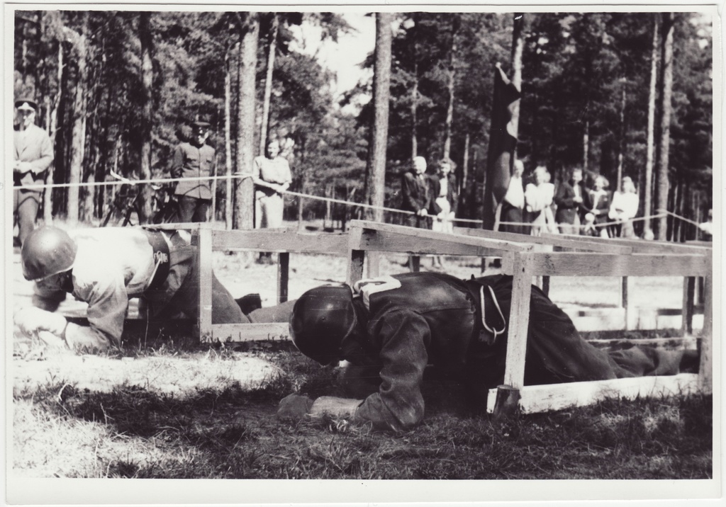 Tuletõrjevõistlused: takistusribal ''hiirelõksu'' läbimine, 1949.a.