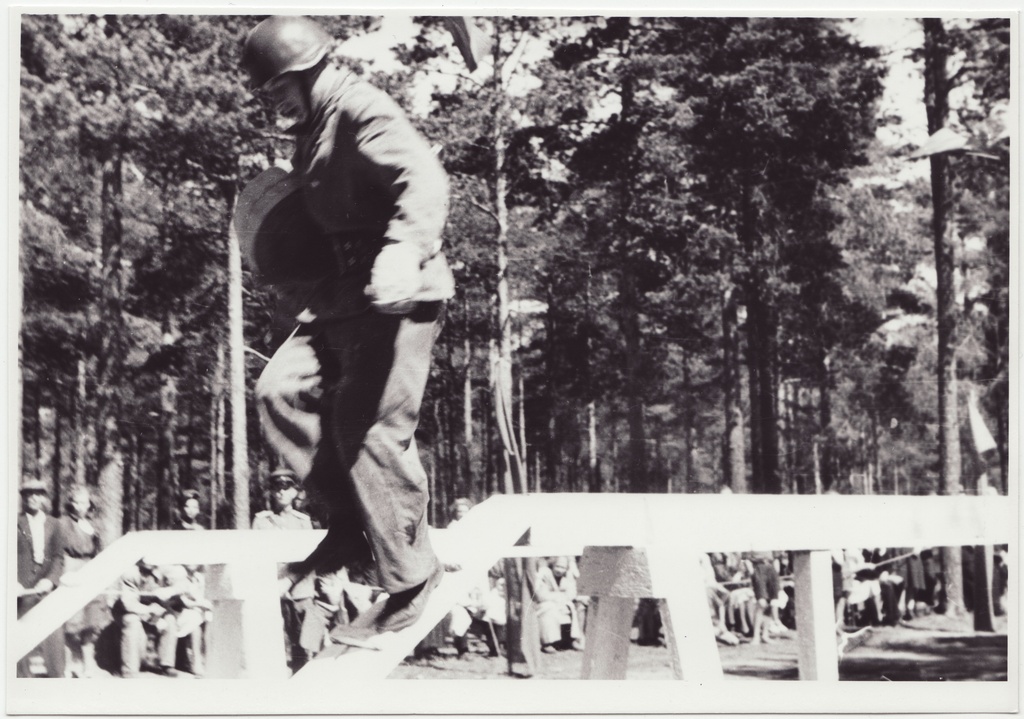 Tuletõrjevõistlused: takistusribal poomi ületamine, 1949.a.