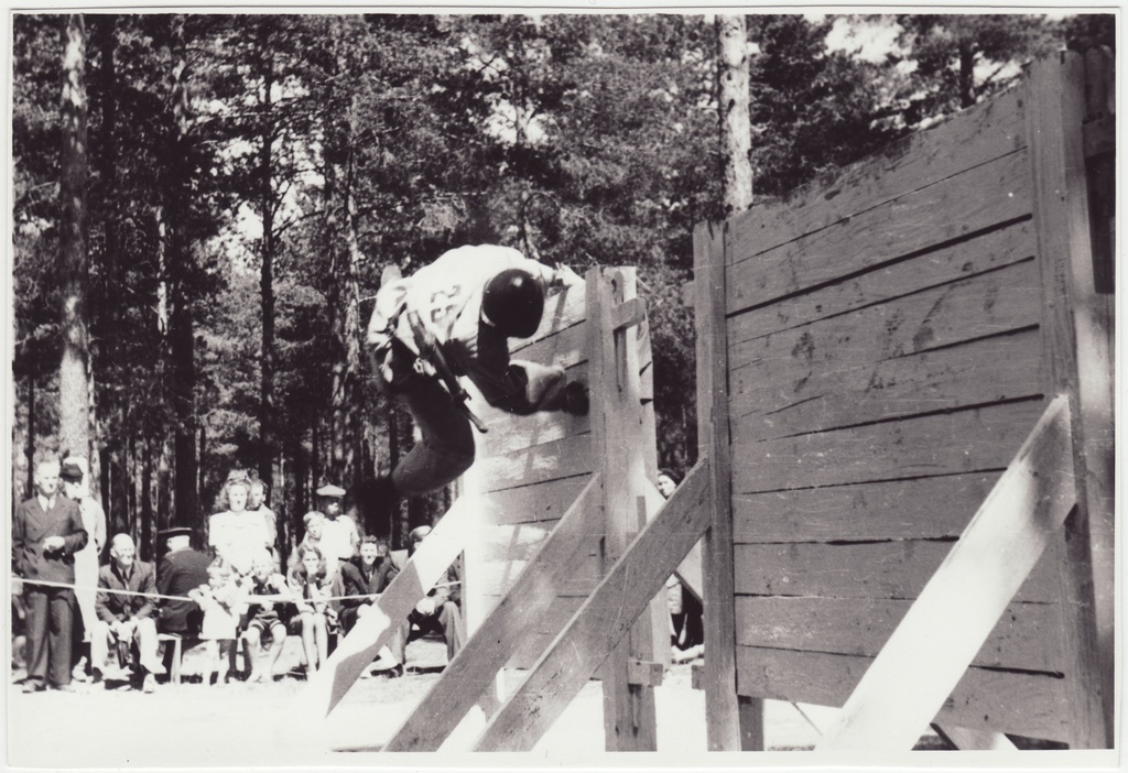 Tuletõrjevõistlused: takistusribal 2m kõrguse plangu ületamine, 1949.a.