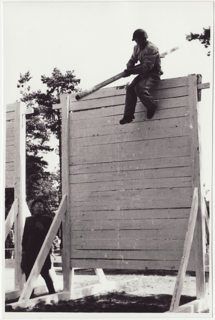 Tuletõrjevõistlused: takistusribal 3,5m kõrguse plangu ületamine, 1949.a.
