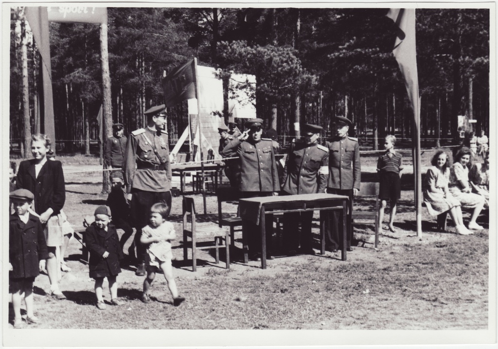 Tuletõrjevõistlused: Tuletõrje Valitsuse juhtkond paraadi vastu võtmas, 1949.a.