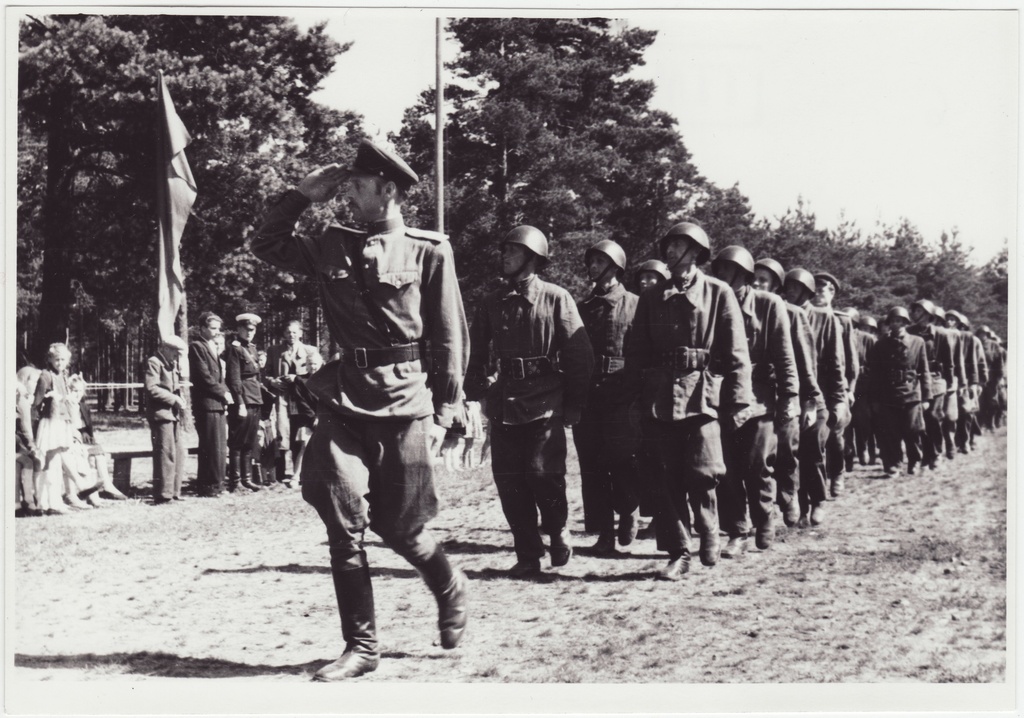 Tuletõrjevõistlused: osavõtjate paraad - esiplaanil R. Mägi, 1949.a.