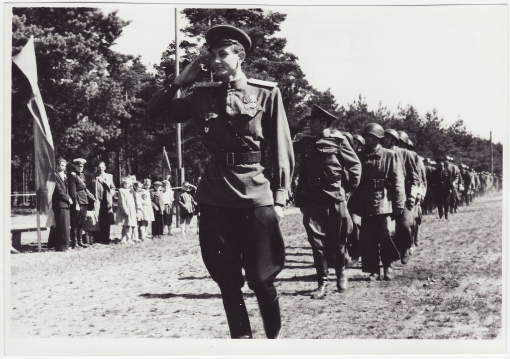 Tuletõrjevõistlused: osavõtjate paraad - esiplaanil A. Võrk, 1949.a.