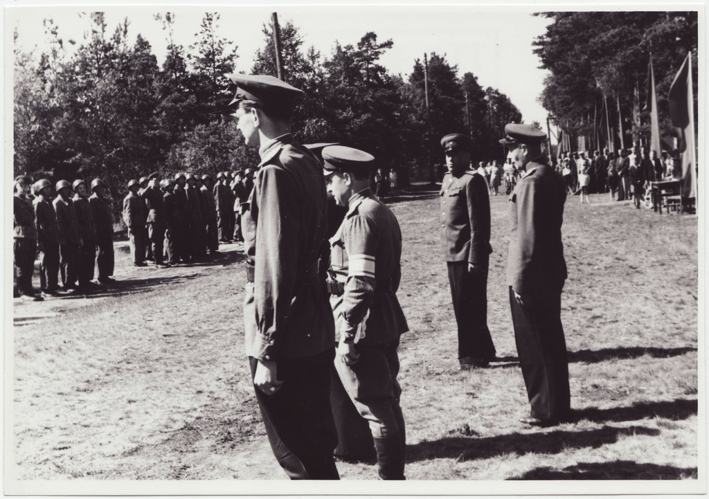 Tuletõrjevõistlused: Tuletõrje Valitsuse juhtkond tervitab võistlustest osavõtjaid, 1949.a.