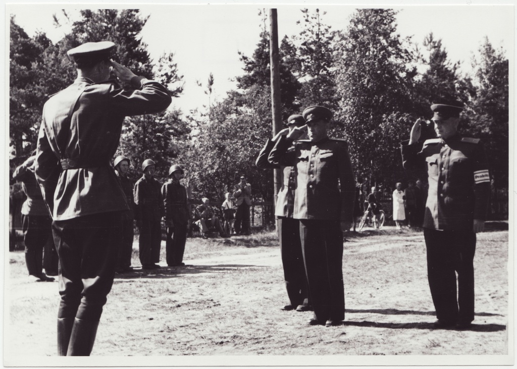 Tuletõrjevõistlused: A. Võrk kannab ette Tuletõrje Valitsuse juhtkonnale valmisolekust võistluseks, 1949.a.