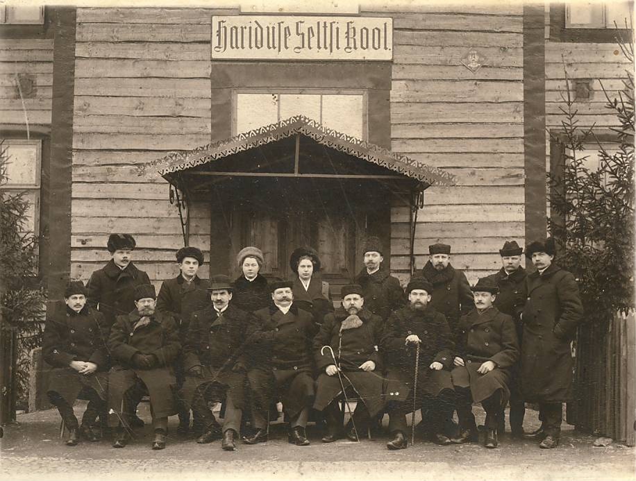 Rakvere board and teachers of the Estonian Education Society in front of the schoolhouse