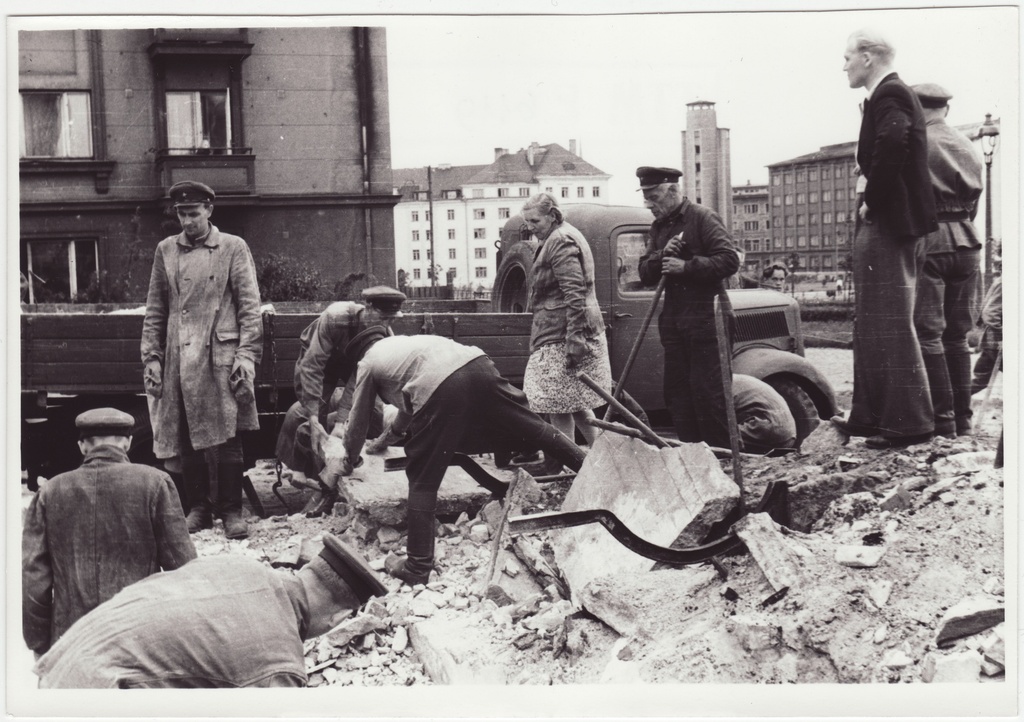 Tuletõrjekool taastamistöödel linnas, 1949.a.