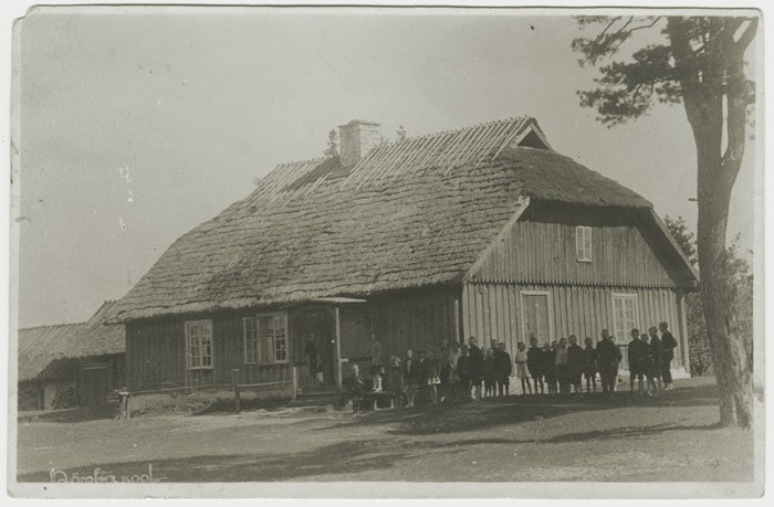 Photo. Nõmba schoolhouse. At the corner of a group of students