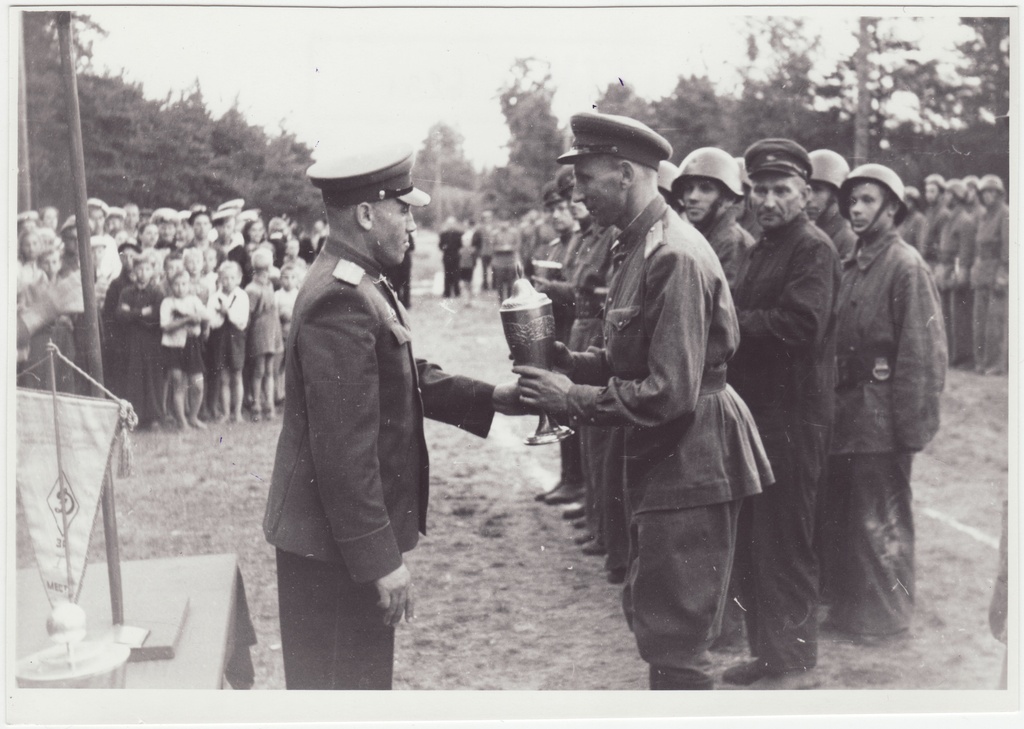 Tuletõrjevõistlused: II koha saavutanud üksuse rändauhinna võtab vastu J. Moorkopp, 1949.a.