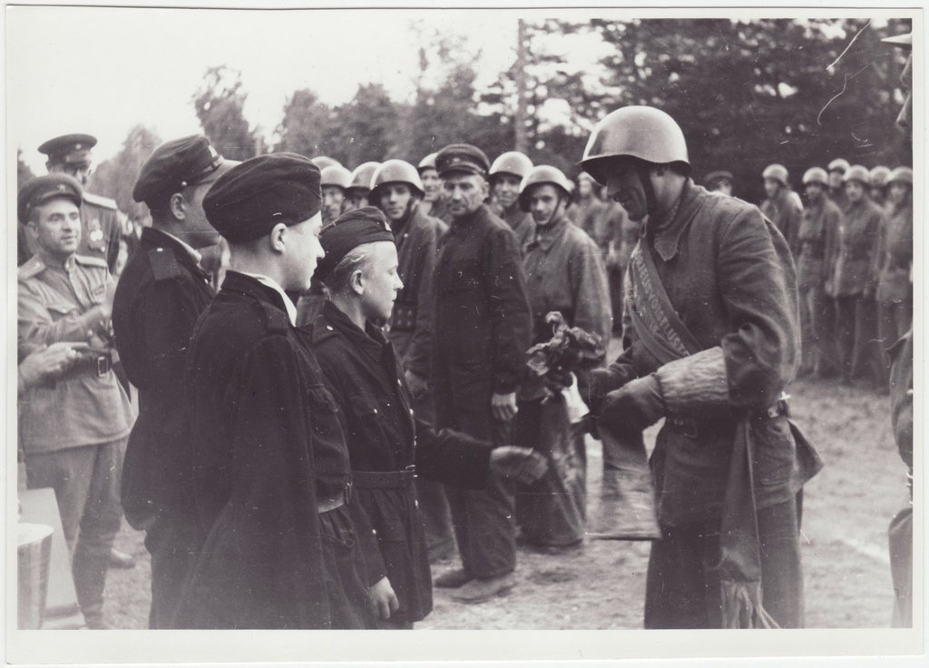 Tuletõrjevõistlused: noortuletõrjujad õnnitlevad H. Varipuud, 1949.a.