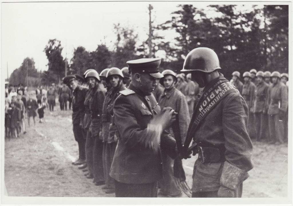 Tuletõrjevõistlused: võitjate autasustamine - tšempioni tiitel H. Varipuule, 1949.a.