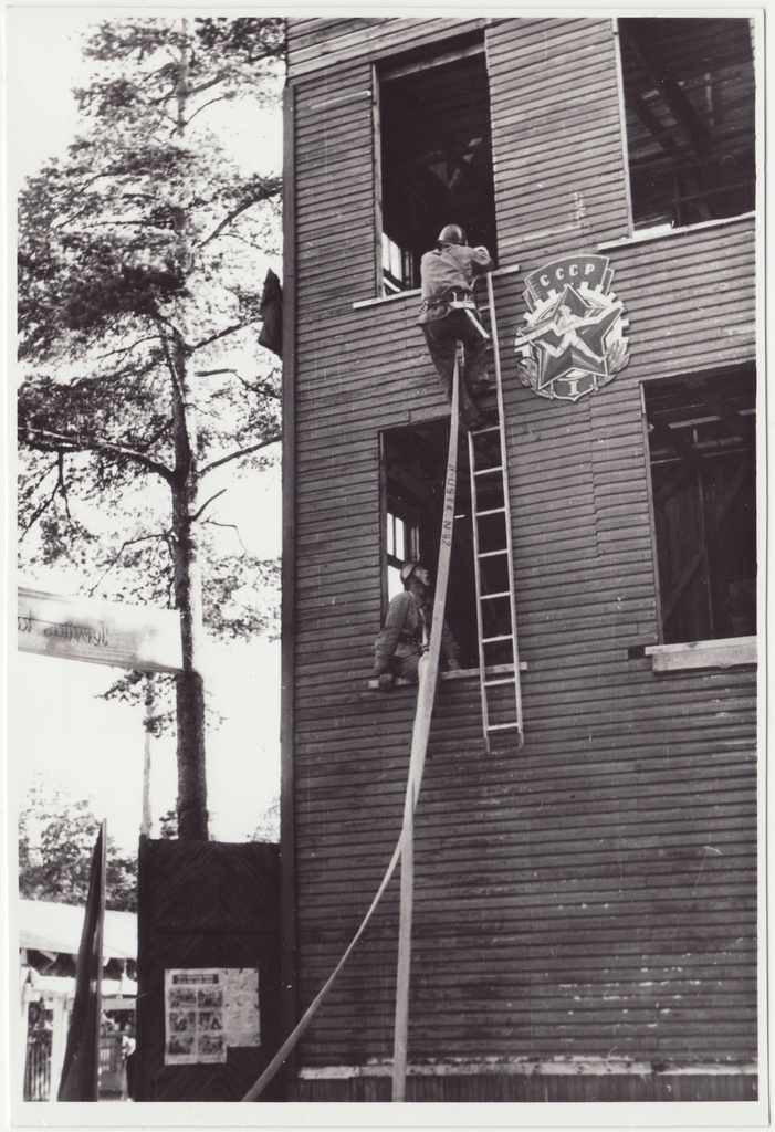 Tuletõrjevõistlused: lahinghargnemine - voolikuliinide viimine korrustele, 1949.a.