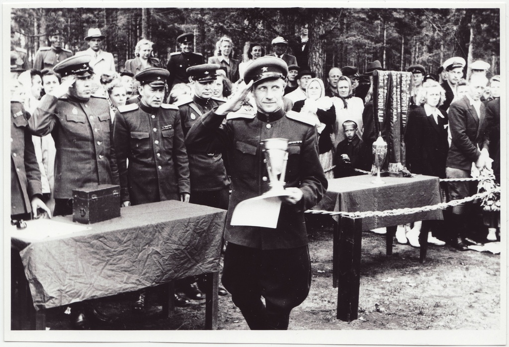 Tallinna sõjaväestatud tuletõrje komandodevahelised võistlused: võitjate autasustamine, 1951.a.